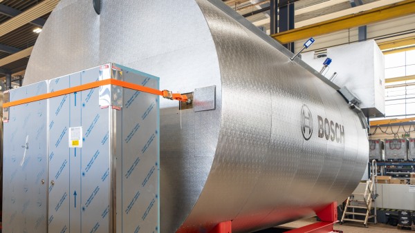 Hybridkessel mit elektrischem Heizstab erzeugen bei regenerativem Stromeinsatz bis zu 5 MW CO2-neutrale Prozesswärme.