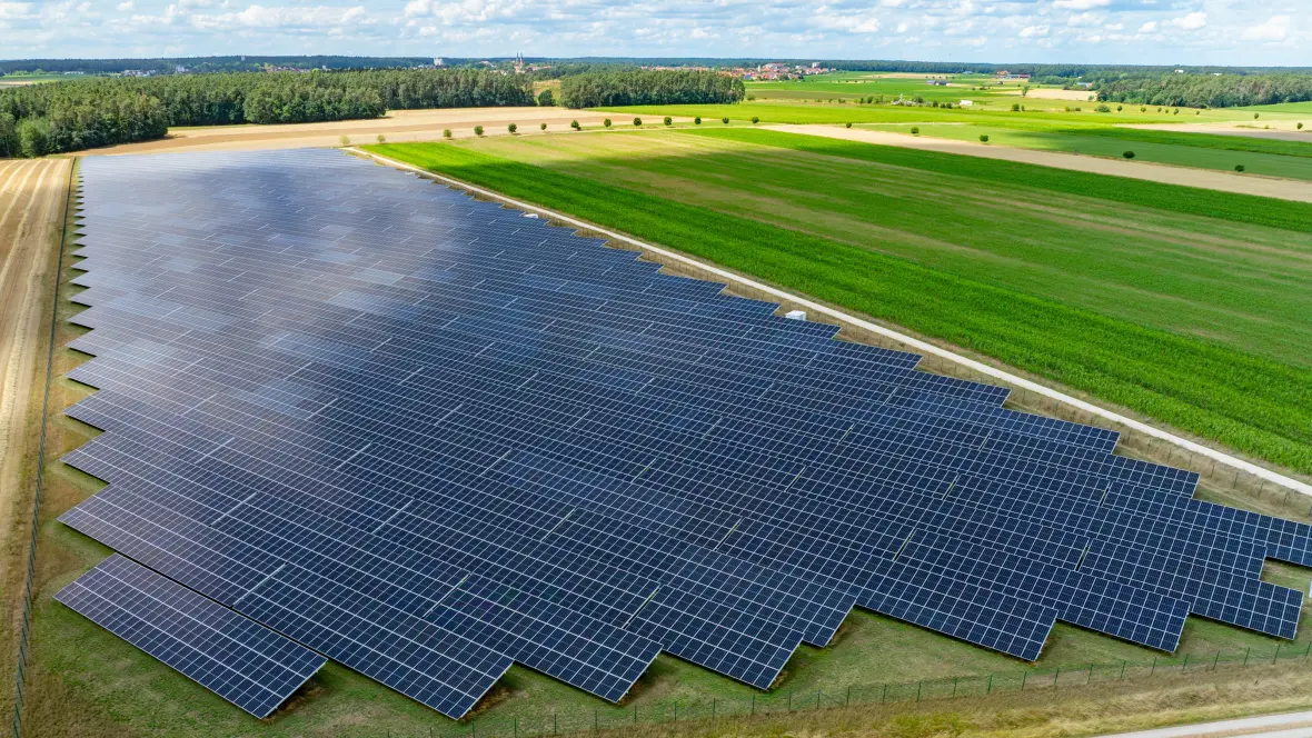 Photovoltaikanlage auf einem Feld