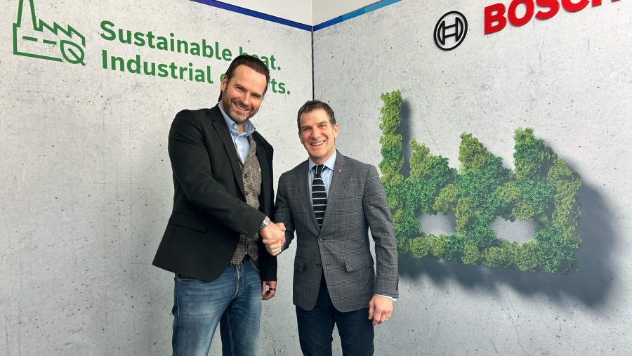 Marc Heinrichsdorff (left), Managing Director of Bosch Industriekessel, and Robert Presser (right), President of A.E.P. Thermal, are combining the expertise of both companies with the aim of establishing innovative power-to-heat solutions for process heat and district heating generation.