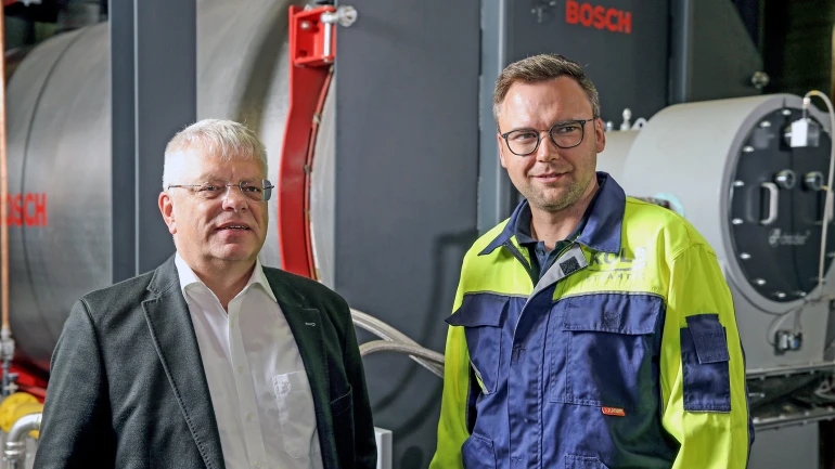 Andreas Heinicke, ingeniero de ventas en Bosch Industriekessel, junto con Philipp Schiffer, director general de Kolb Anlagenbau.