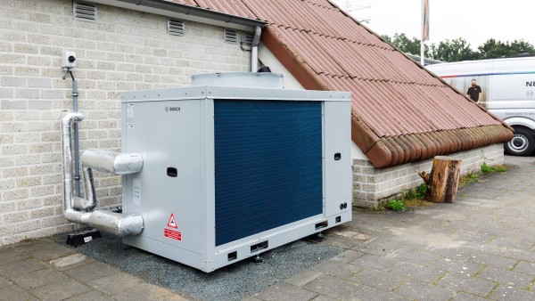 Bosch Compress 3000 AWP grootvermogen warmtepomp (27 kW) Scouting Doornakkers in Eindhoven